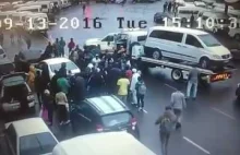 Próbowali ukraść samochód, zostali powstrzymani przez innych ludzi