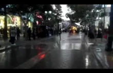 Bieg tyłem podczas deszczowej pogody
