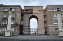 Polacy odmalowali zabytkową bramę tylko w połowie. Powód jest absurdalny