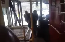 Imigrant wpadł z nożem do autobusu. Został błyskawicznie rozbrojony!...