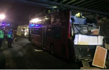 Londyn: Piętrowy autobus nie zmieścił się pod wiadukt.