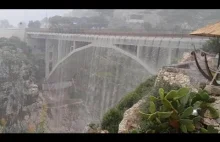 Most zamienia się w wodospad.