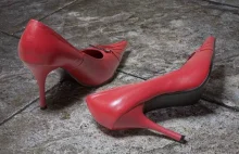 Savoir-vivre: Czy zdejmować buty u kogoś w domu?