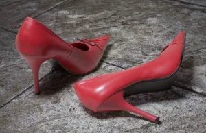 Savoir-vivre: Czy zdejmować buty u kogoś w domu?