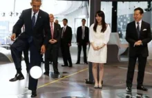 Prezydent Obama gra w piłkę z robotem w Japonii