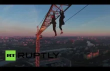 Poszukiwacze mocnych wrażeń na dźwigu w centrum Moskwy