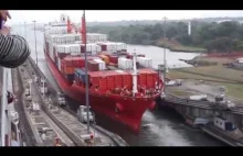 Statek kontener i nieudany przejazd przez kanał