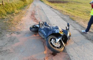 Przez bezmyślność motocyklista trafił do szpitala. Ktoś rozciągnął linę