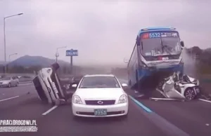 Autobus staranował i zmiażdżył kilka samochodów na autostradzie. Film z...