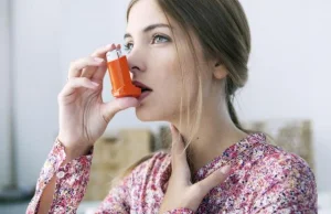 Większość chorych na astmę może żyć bez objawów choroby.