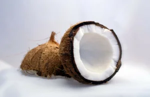 Modny olej kokosowy – czy rzeczywiście warto go używać?