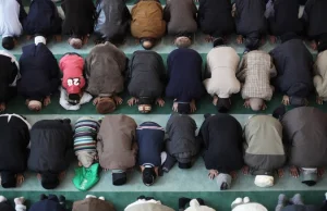 Polacy, którzy rzucali bekonem w meczecie, zostali skazani na osiem miesięcy
