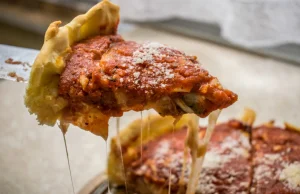 Pizza Chicago Deep Dish - łatwy i szybki przepis na pizzę w stylu chicagowskim