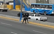 Policjant zatrzymuje ruch by ratować przerażonego psa ze środka autostrady