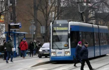 Rzucił rowerem pod koła tramwaju [WIDEO]