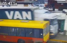 Rozpędzony tir omal nie rozjechał pasażerów na przystanku autobusowym [WIDEO]