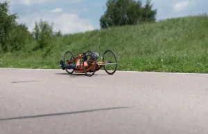 Zaufał nawigacji, poziomym rowerem wjechał na autostradę. Zatrzymała go...