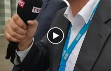 Dziennikarz TVP zadaje pytania prezydentowi Gdańska
