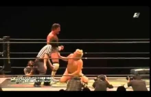 Wrestler powalił przeciwnika penisem