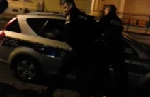 Interwencja policji na ulicy Lipowej: Co nagrała kamera miejskiego...