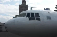 Samolot przed Pałacem Kultury. Ratusz: "to skandaliczna samowola budowlana"