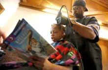 Fryzjer ostrzyże za darmo, ale dziecko musi mu coś przeczytać