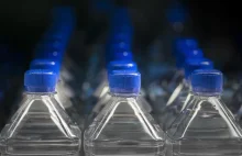 UOKiK sprawdza ceny wody mineralnej na lotniskach