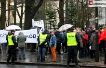 Byli funkcjonariusze służb PRL na manifestacjach KOD? Proboszcz z Torunia...