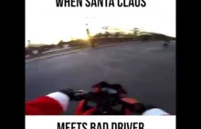 Mikołaj na drodze spotyka złego kierowcę. Najlepsza instant karma!