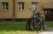 Na wielkopłytowym osiedlu postawili stojaki na rowery i rowery się nie mieszczą
