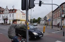 Komendat straży miejskiej w Czersku, czuwa nad drogą i zbiera krocie