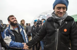 Ekipa Jude Lawa zaatakowana w obozie dla uchodźców w Callais