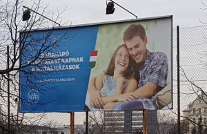 Para z mema "Distracted Boyfriend" w promocji szczęśliwej, dużej rodziny