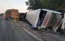 Austria: wypadek autokaru i ciężarówki z drewnem na autostradzie A1