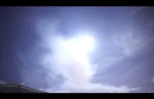 Film nagrany przy świetle księżyca z użyciem aparatu.