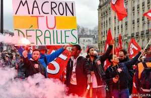 Francja: kolejna sobota masowych protestów, płoną samochody, są ranni