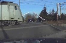 Sekundy dzieliły kierowcę od tragedii na przejeździe kolejowym [wideo