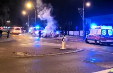 BMW uderzyło w autobus i stanęło w płomieniach - kierowca i pasażer uciekli
