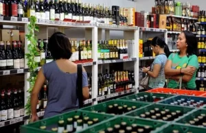 Biskupi wzywają do podniesienia cen alkoholu.
