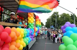 Sondaż: Warszawiacy nie chcą aby prezydent brał udział w paradach homo