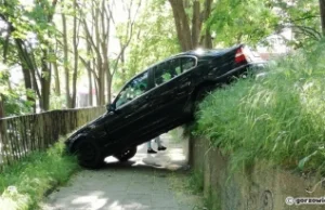 BMW zawisło na skarpie. Tak się kończy brak zaciągniętego ręcznego [zdjęcia]