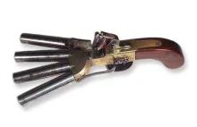 Pistolet „kacza stopa”, idealna broń do walki z kilkoma napastnikami.
