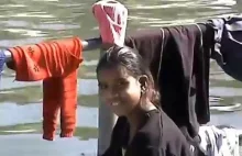 Młoda hinduska uczy jak pielęgnować włosy