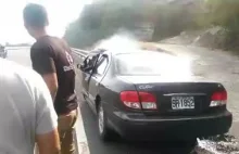 Akcja ratunkowa; wyciągnęli mężczyznę z płonącego samochodu.