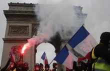 Zamieszki w Paryżu: Łuk Triumfalny zbezczeszczony. Marianne zdewastowana