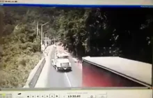 Ciężarówka bez hamulców przejeżdża przez tunel