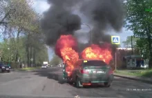 Gorąca rosjanka jedzie samochodem