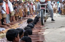 Indie – nauczyciel jeździł motocyklem po dłoniach dzieci!