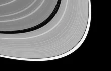 Spróbujcie odnaleźć malutki księżyc Saturna na nowym zdjęciu od NASA