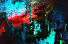 Jaskinia Prometeusza, Kumistavi - tęczowe skały.